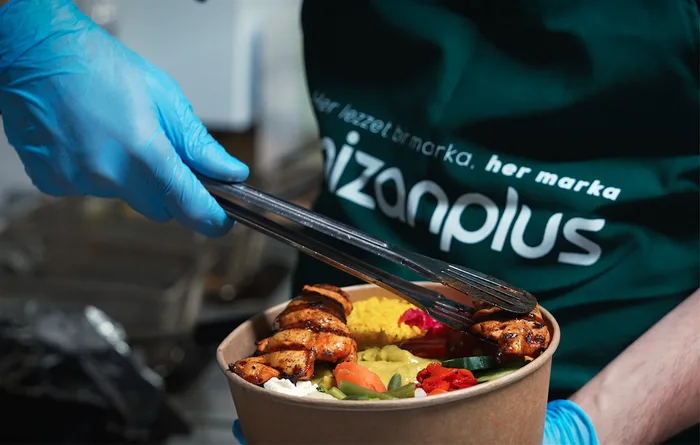 Mizanplus mutfağında porsiyonlama yapan ekip