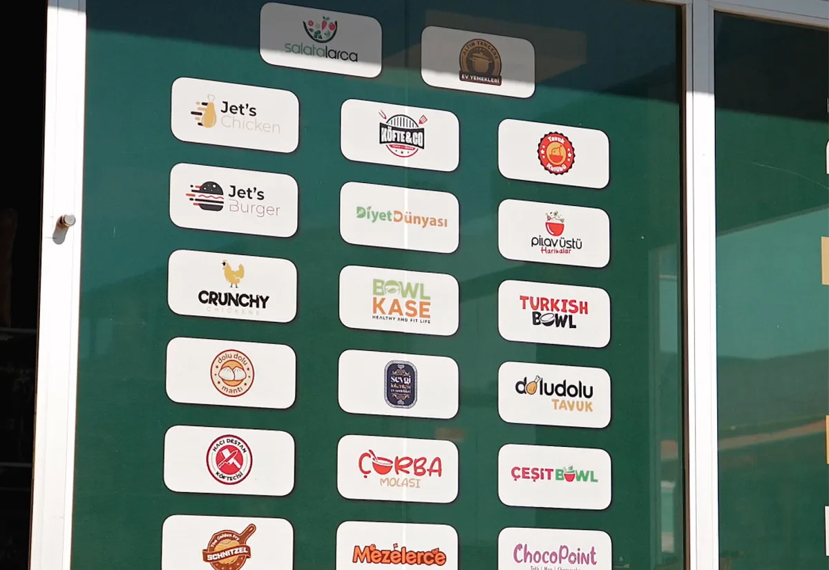 Mizanplus markalarının yer aldığı mağaza menü panosu