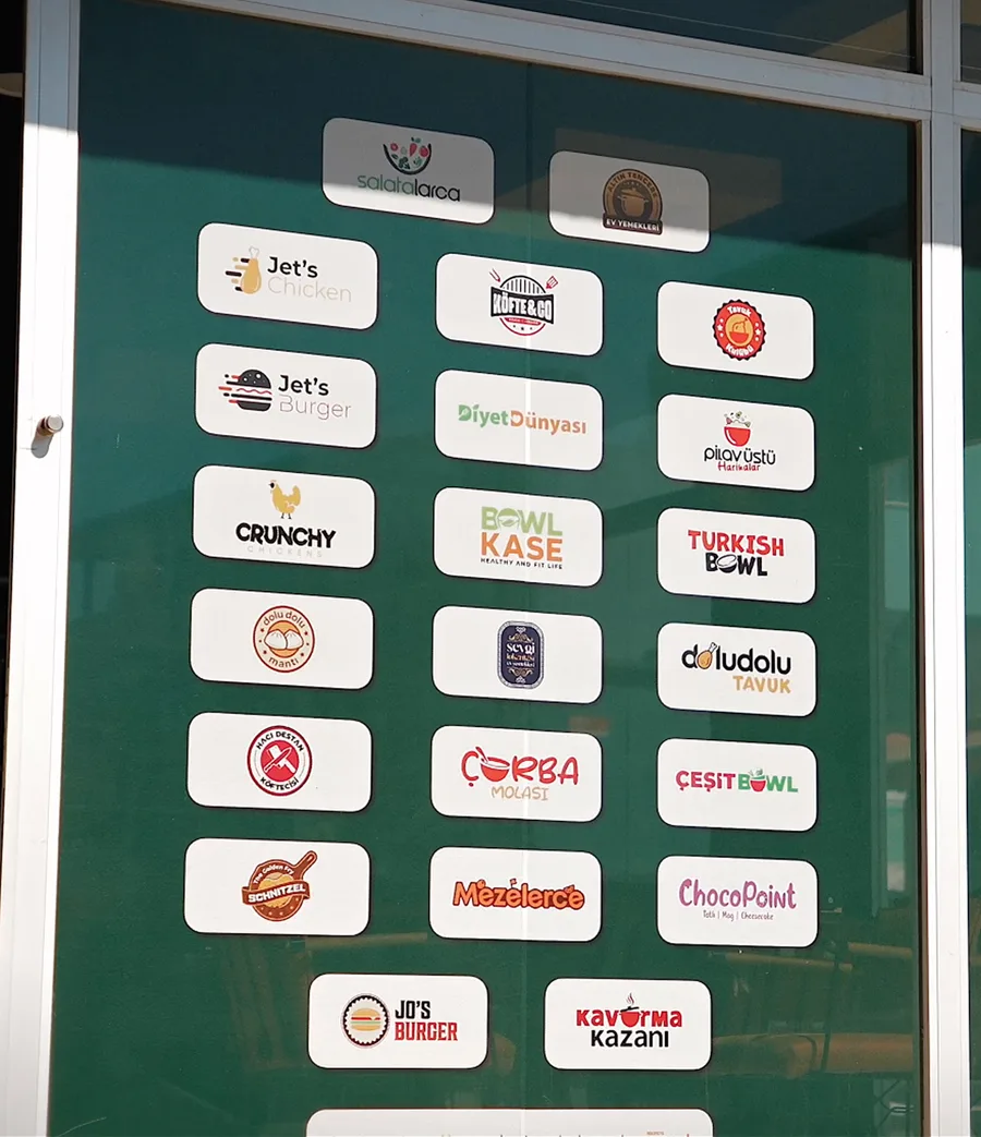 Mizanplus markalarının yer aldığı mağaza menü panosu